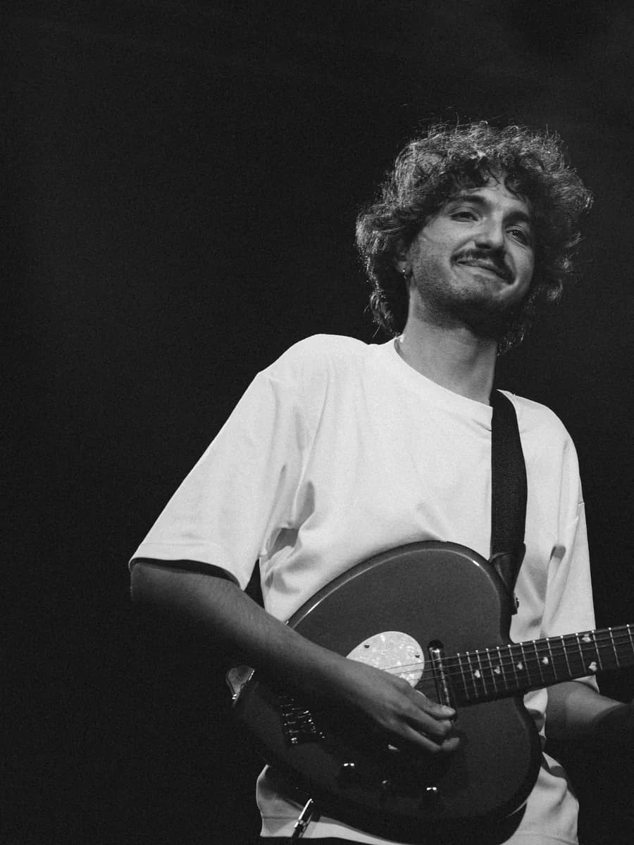 Chitarrista sul palco, ritratto in bianco e nero